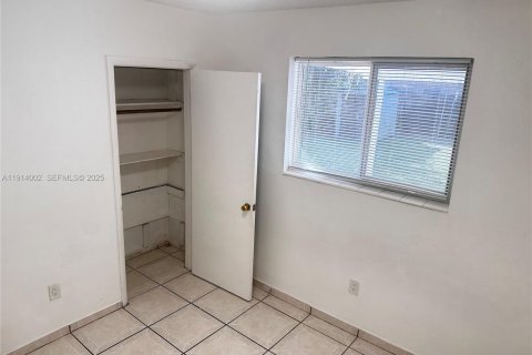 House in Miami, Florida 4 bedrooms, 186.27 sq.m. № 1969034 - photo 18