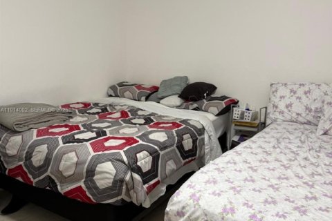 Casa en venta en Miami, Florida, 4 dormitorios, 186.27 m2 № 1969034 - foto 18