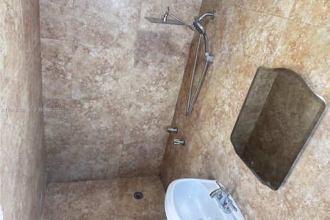 House in Miami, Florida 4 bedrooms, 186.27 sq.m. № 1969034 - photo 25