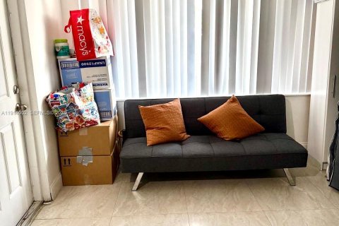 House in Miami, Florida 4 bedrooms, 186.27 sq.m. № 1969034 - photo 27