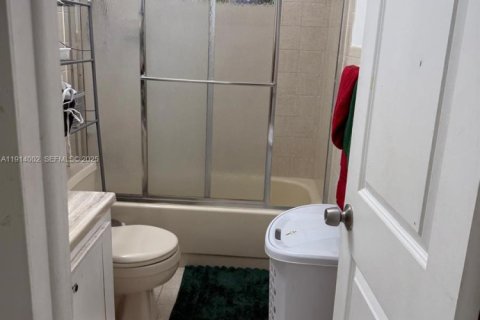 Casa en venta en Miami, Florida, 4 dormitorios, 186.27 m2 № 1969034 - foto 27