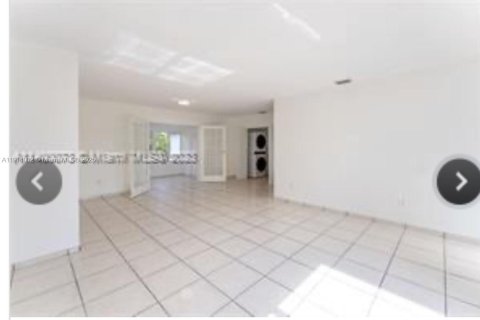 Casa en venta en Miami, Florida, 4 dormitorios, 186.27 m2 № 1969034 - foto 2