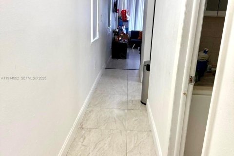 House in Miami, Florida 4 bedrooms, 186.27 sq.m. № 1969034 - photo 30