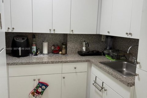 Casa en venta en Miami, Florida, 4 dormitorios, 186.27 m2 № 1969034 - foto 30