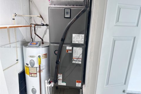 House in Miami, Florida 4 bedrooms, 186.27 sq.m. № 1969034 - photo 13