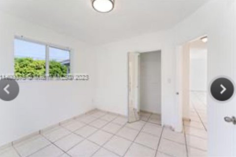 Casa en venta en Miami, Florida, 4 dormitorios, 186.27 m2 № 1969034 - foto 13