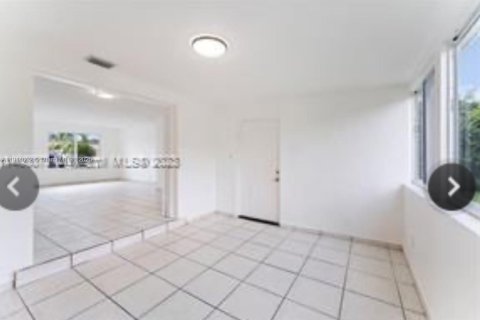Casa en venta en Miami, Florida, 4 dormitorios, 186.27 m2 № 1969034 - foto 8