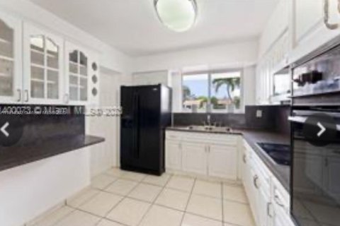 Casa en venta en Miami, Florida, 4 dormitorios, 186.27 m2 № 1969034 - foto 6