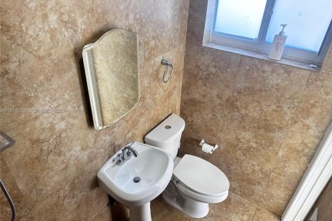 House in Miami, Florida 4 bedrooms, 186.27 sq.m. № 1969034 - photo 24