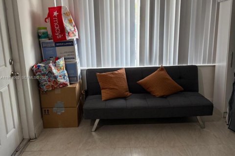 Casa en venta en Miami, Florida, 4 dormitorios, 186.27 m2 № 1969034 - foto 24