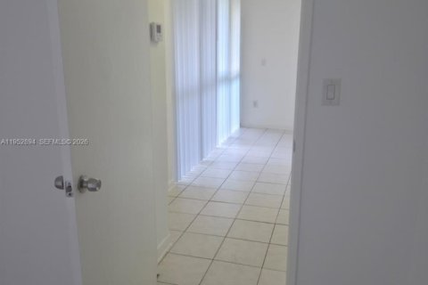 Apartment in Hialeah, Florida 2 bedrooms, 89.19 sq.m. № 2008869 - photo 18