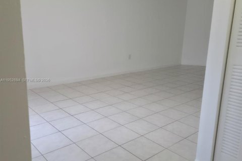 Apartment in Hialeah, Florida 2 bedrooms, 89.19 sq.m. № 2008869 - photo 12