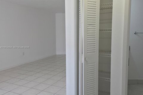 Apartment in Hialeah, Florida 2 bedrooms, 89.19 sq.m. № 2008869 - photo 9