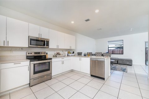 Adosado en venta en Miami, Florida, 4 dormitorios, 169.08 m2 № 1994706 - foto 4