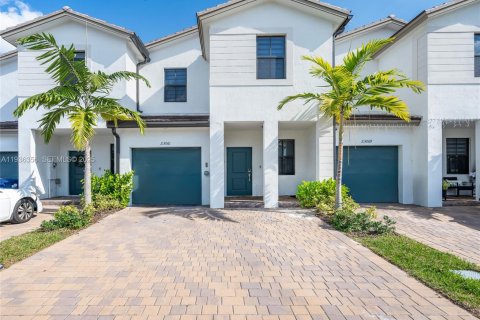 Adosado en venta en Miami, Florida, 4 dormitorios, 169.08 m2 № 1994706 - foto 1