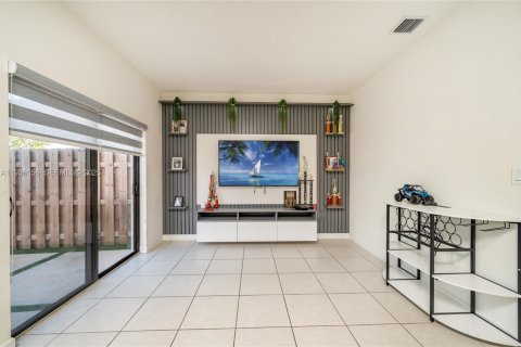 Adosado en venta en Miami, Florida, 4 dormitorios, 169.08 m2 № 1994706 - foto 11