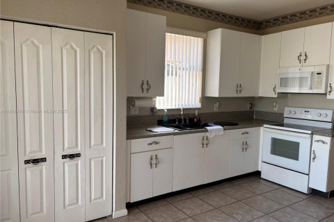 House in Homestead, Florida 3 bedrooms, 149.57 sq.m. № 1897664 - photo 11