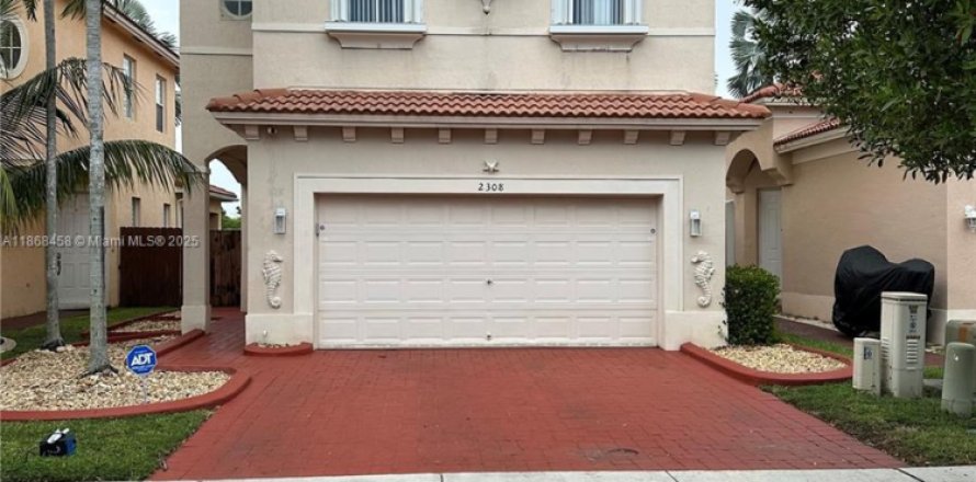 House in Homestead, Florida 3 bedrooms, 149.57 sq.m. № 1897664