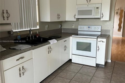 House in Homestead, Florida 3 bedrooms, 149.57 sq.m. № 1897664 - photo 2