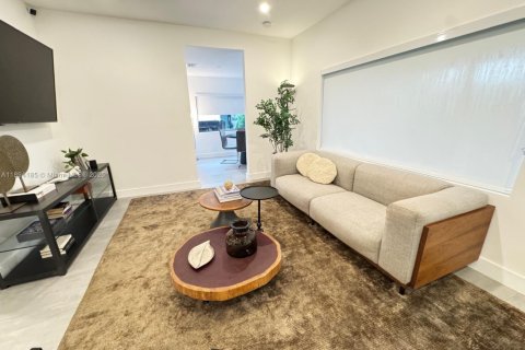 Casa en venta en Miami, Florida, 3 dormitorios, 159.05 m2 № 1945764 - foto 13