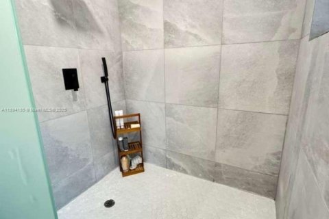 Casa en venta en Miami, Florida, 3 dormitorios, 159.05 m2 № 1945764 - foto 27