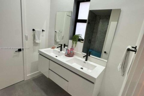 Casa en venta en Miami, Florida, 3 dormitorios, 159.05 m2 № 1945764 - foto 19