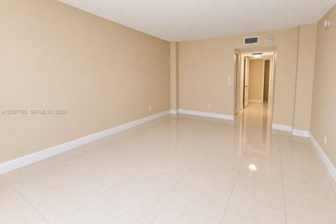 Condo in Miami, Florida, 1 bedroom  № 2402446 - photo 19