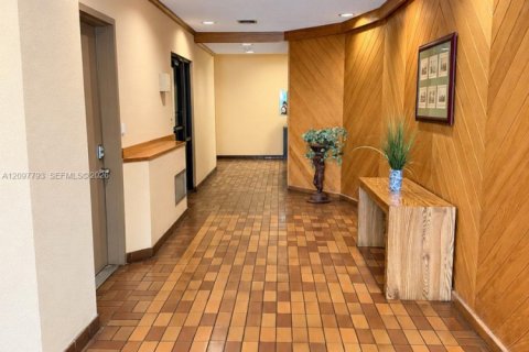 Condo in Miami, Florida, 1 bedroom  № 2402446 - photo 5