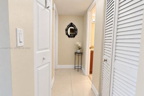 Condo in Miami, Florida, 1 bedroom  № 2402446 - photo 20