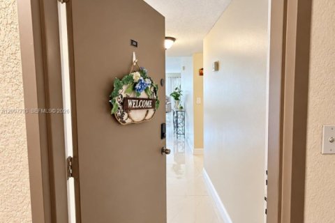 Condo in Miami, Florida, 1 bedroom  № 2402446 - photo 7