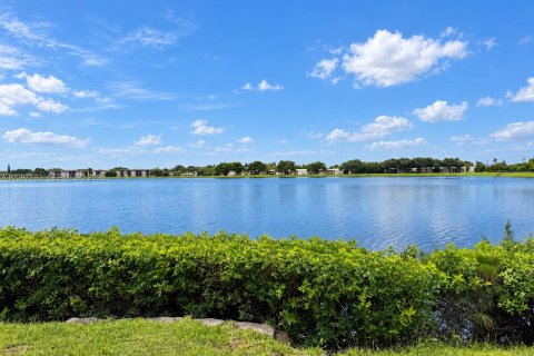Condo in Miami, Florida, 1 bedroom  № 2402446 - photo 11