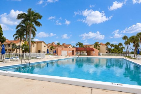 Condo in Miami, Florida, 1 bedroom  № 2402446 - photo 12