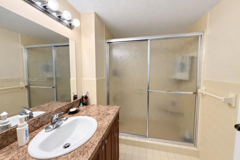 Condo in Miami, Florida, 1 bedroom  № 2402446 - photo 16
