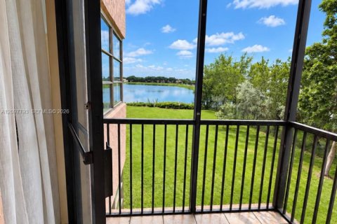 Condo in Miami, Florida, 1 bedroom  № 2402446 - photo 10