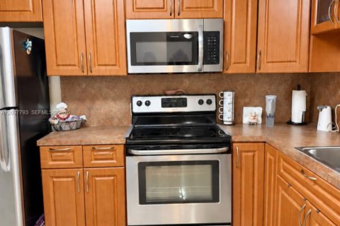 Condo in Miami, Florida, 1 bedroom  № 2402446 - photo 2