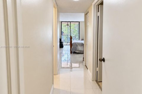 Condo in Miami, Florida, 1 bedroom  № 2402446 - photo 15