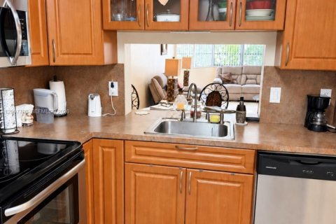 Condo in Miami, Florida, 1 bedroom  № 2402446 - photo 3