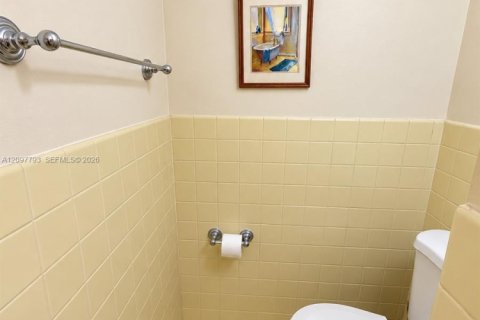 Condo in Miami, Florida, 1 bedroom  № 2402446 - photo 17