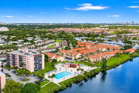 Condo in Miami, Florida, 1 bedroom  № 2402446 - photo 4