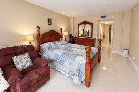 Condo in Miami, Florida, 1 bedroom  № 2402446 - photo 18