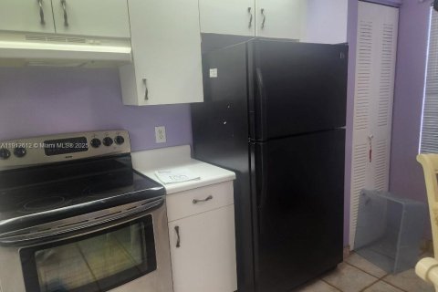 Купить кондоминиум в Пемброк-Пайнс, Флорида 2 спальни, 112.13м2, № 1969533 - фото 1