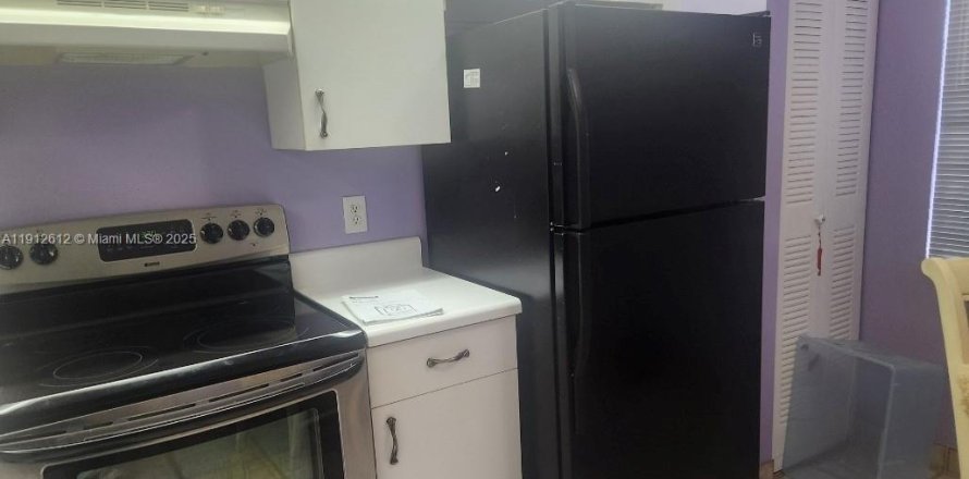 Кондоминиум с 2 спальнями в Пемброк-Пайнс, Флорида № 1969533