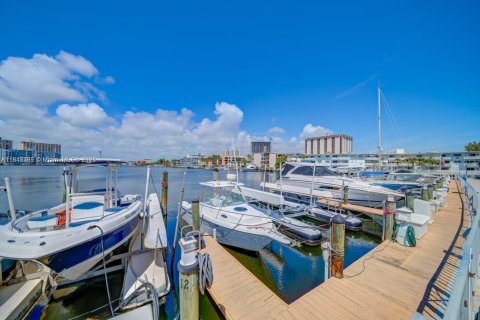 Copropriété à vendre à Hallandale Beach, Floride: 2 chambres, 116.96 m2 № 1880159 - photo 7