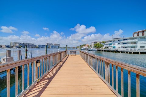 Copropriété à vendre à Hallandale Beach, Floride: 2 chambres, 116.96 m2 № 1880159 - photo 8