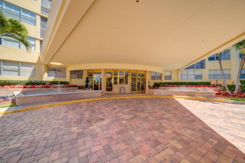 Copropriété à vendre à Hallandale Beach, Floride: 2 chambres, 116.96 m2 № 1880159 - photo 10