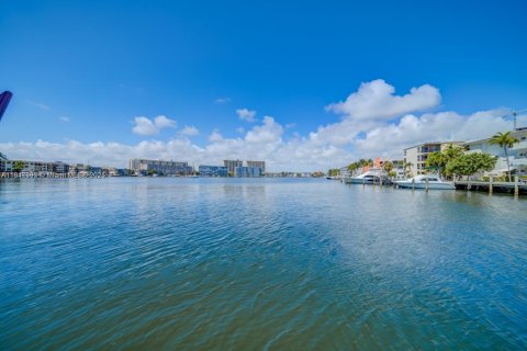 Copropriété à vendre à Hallandale Beach, Floride: 2 chambres, 116.96 m2 № 1880159 - photo 6