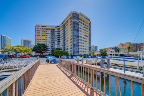 Copropriété à vendre à Hallandale Beach, Floride: 2 chambres, 116.96 m2 № 1880159 - photo 4