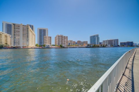 Copropriété à vendre à Hallandale Beach, Floride: 2 chambres, 116.96 m2 № 1880159 - photo 2
