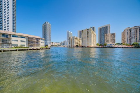Copropriété à vendre à Hallandale Beach, Floride: 2 chambres, 116.96 m2 № 1880159 - photo 12