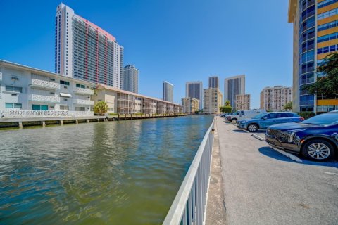 Copropriété à vendre à Hallandale Beach, Floride: 2 chambres, 116.96 m2 № 1880159 - photo 5